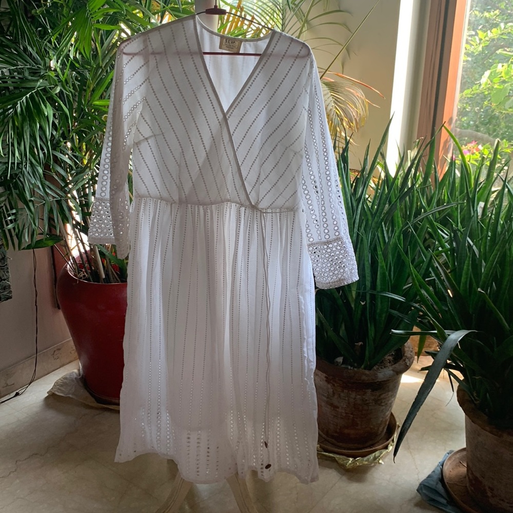 BEAUUUUUUTIFUL WHITE KURTA SET: self-design fabric with delicate cutouts. Size L - Picture 1 of 6